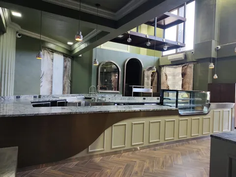 Barra de cafetería a la medida con molduras y cubierta de granito