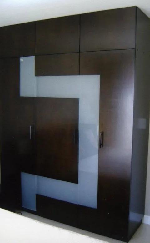 Clóset de diseño en chocolate con vidrio esmerilado