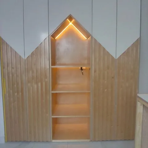 Clóset con nicho iluminado y duela de madera