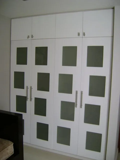 Clóset con puertas blancas y vidrios
