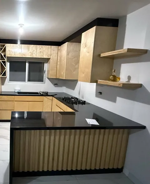 Cocina de birch con vinera, repisas flotantes y península con duela
