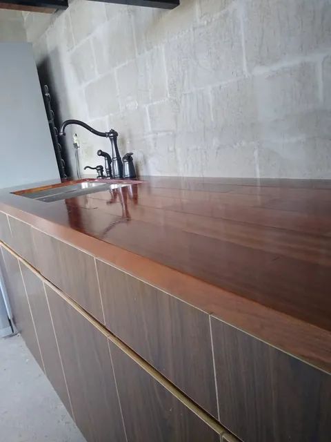 Cocina de nogal con cubierta de madera y repisas de herrería