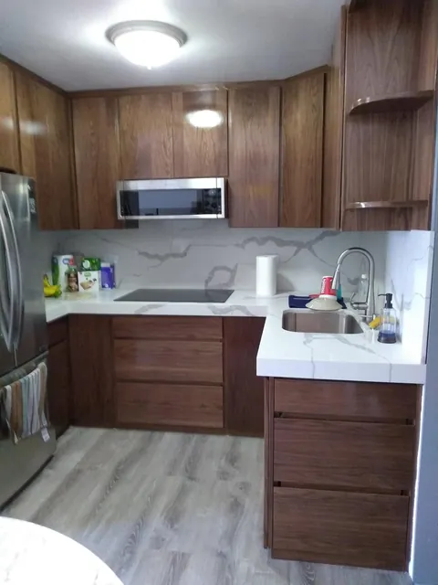 Cocina en U de nogal con cubierta de cuarzo