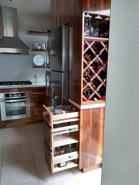 Torre despensa de nogal con vinera y extraíble