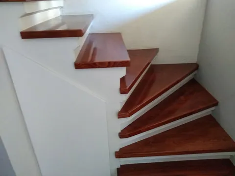 Escalera con peldaños de madera