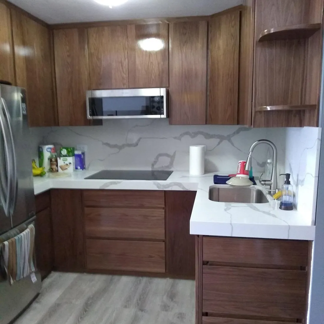 Cocina en U de nogal con cubierta de cuarzo