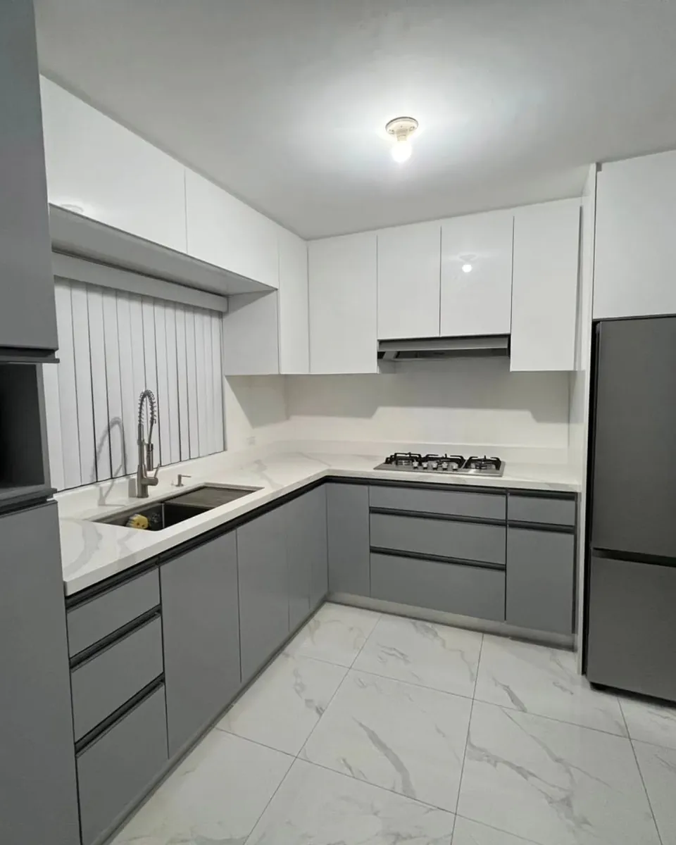 Cocina en L gris oxford mate y blanco alto brillo, sin jaladeras, hecha por HDecor