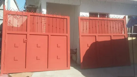 Par de portones de herrería con remates forjados