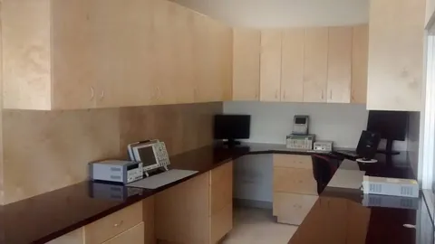 Estación de trabajo de laboratorio en esquina