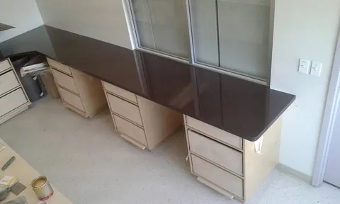 Instalación de cubiertas y cajoneras en el laboratorio