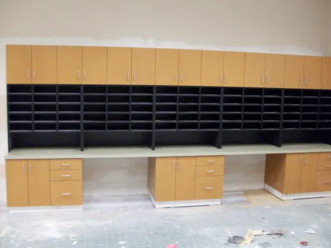 Mueble de oficina con casilleros, cubierta y cajones
