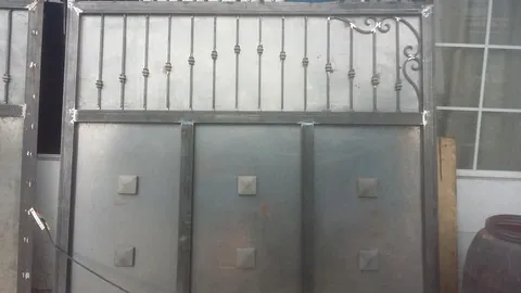Portón de herrería con remates forjados