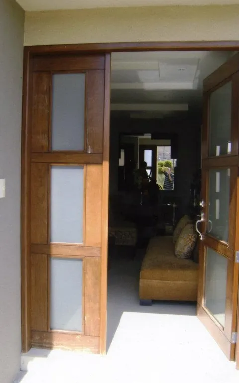 Puertas de madera con vidrio esmerilado