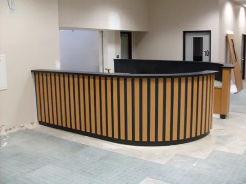 Recepción curva con duela y cubierta negra