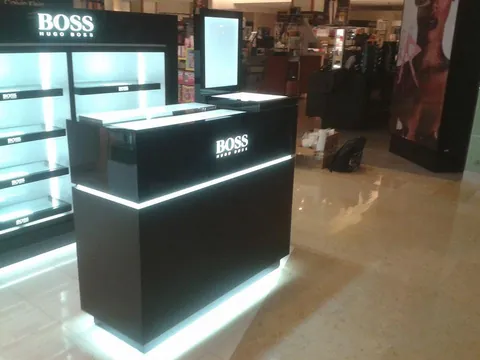 Mostrador con base iluminada y cubierta de cristal