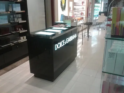 Mostrador de exhibición con logotipo iluminado