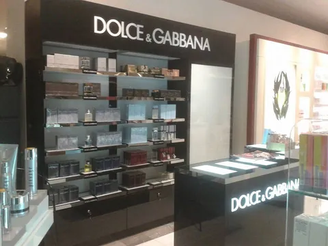 Muro de exhibición y mostrador de perfumería en tienda departamental