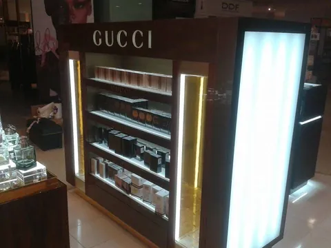 Torre de exhibición en chapa de madera con iluminación integrada