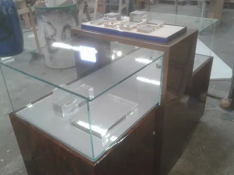 Vitrina de cristal sobre base de chapa de madera, en nuestro taller