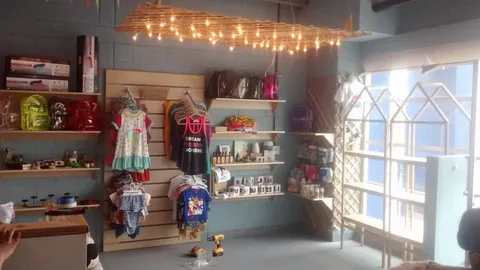 Tienda con muros ranurados y repisas de exhibición